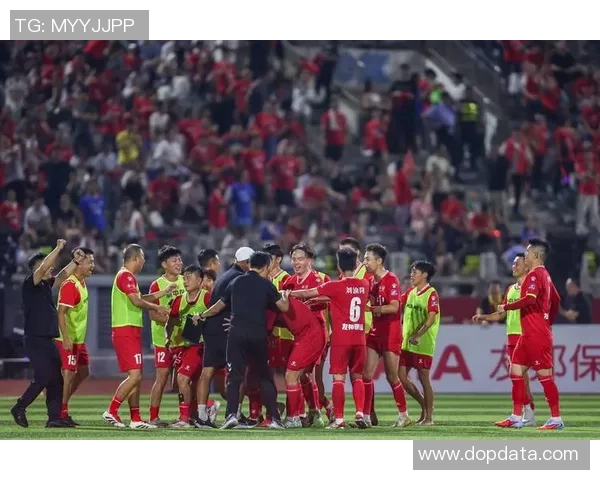 重庆黑豹足球队奋勇拼搏展现团队精神助力城市足球发展新篇章